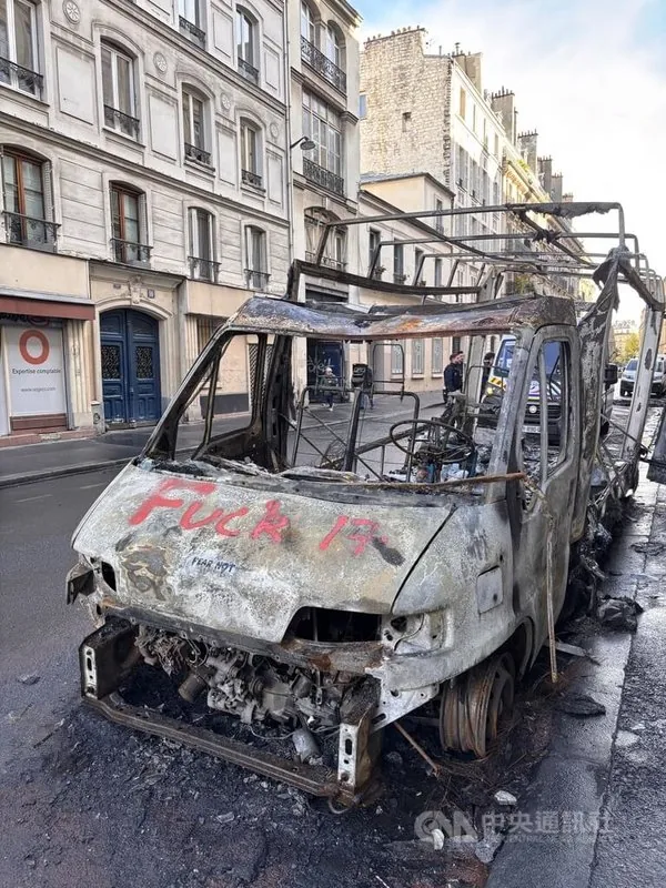 法國17日全國性示威出現嚴重暴力，巴黎共和國廣場附近一輛車遭徹底燒毀。中央社記者曾依璇巴黎攝　115年10月22日