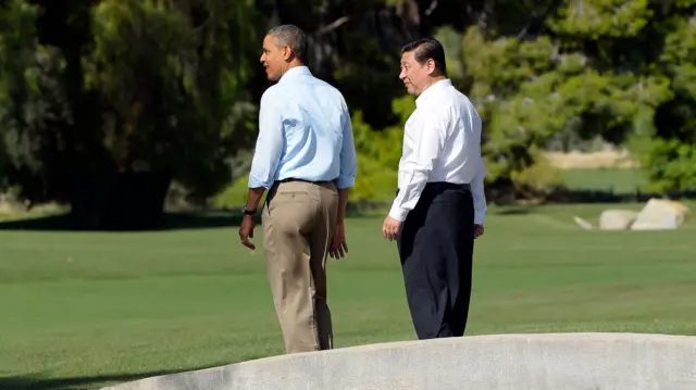 奥巴马（左）与习近平（右）身穿轻便西服在安纳伯格庄园内散步（8/6/2013）