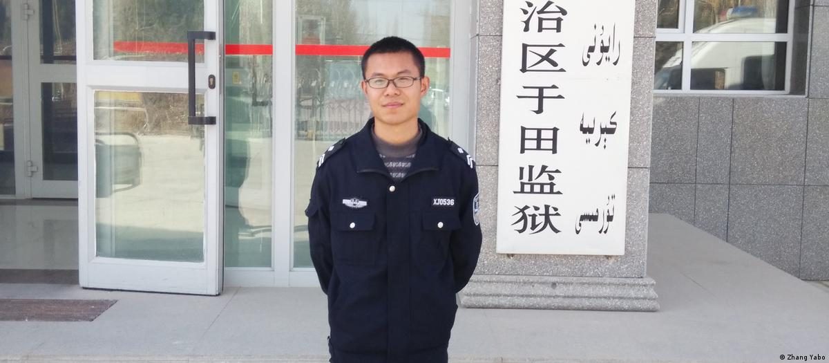 墙外文摘:你是一个善良的中国人吗? 2 一名男子在写有于田监狱的门牌前