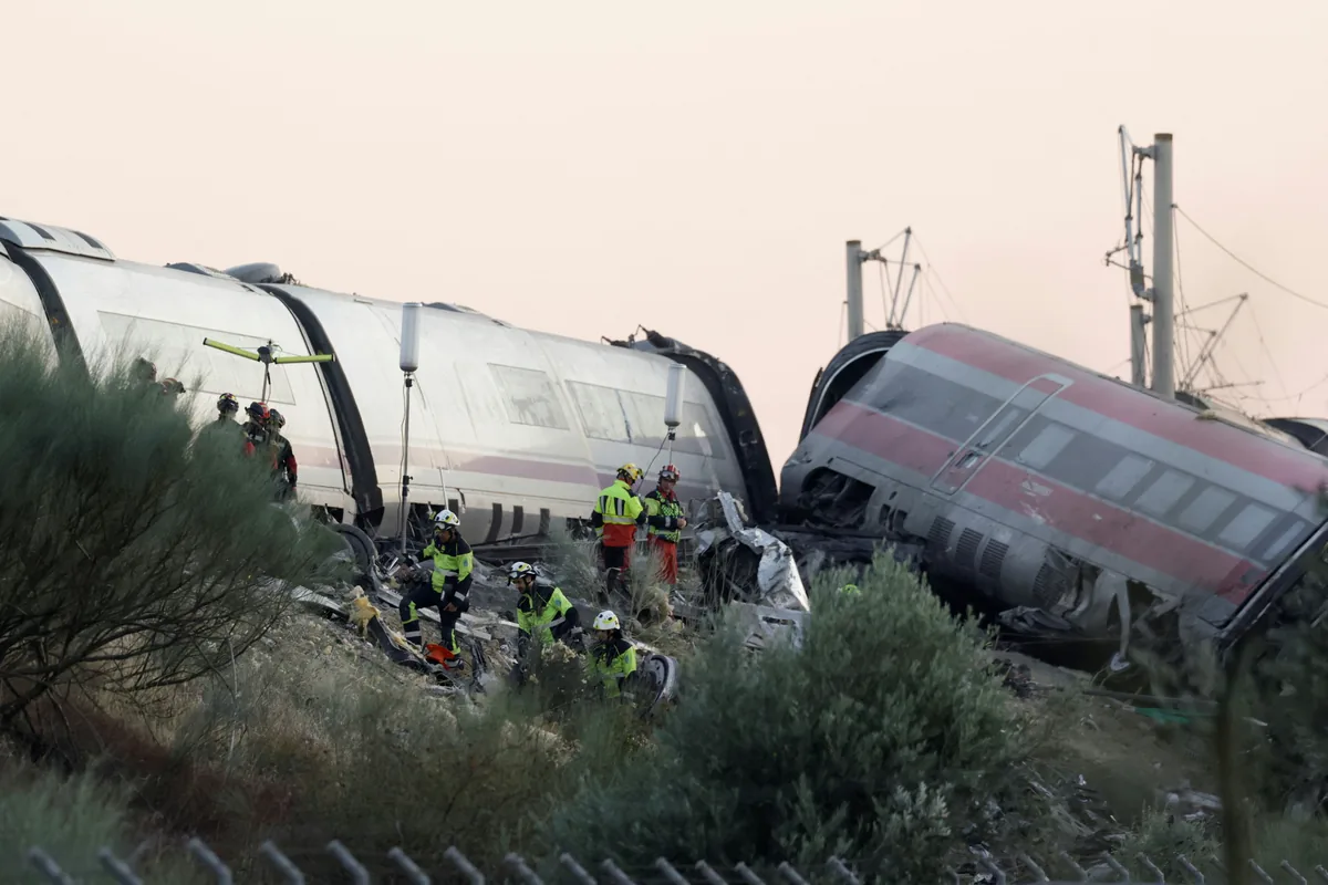 【延伸閱讀：西班牙列車相撞引「最安全座位」話題！專家揭真相：無絕對答案】2026年10月28日，西班牙托雷多兩列高速列車相撞，救援人員在事故現場展開救援工作。 （Reuters）