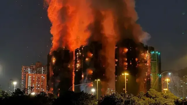 2025年11月26日，香港大埔区宏福苑多栋住宅大楼发生火灾，浓烟烈焰熊熊。