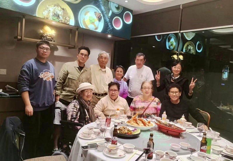 洛杉矶退休名人回嘉义养老 看病吃饭不用开车更省钱 4 遠居美國幾十年,退休後的倪北嘉(前排右一)終於有機會見到上海香港的親戚們。(圖/...