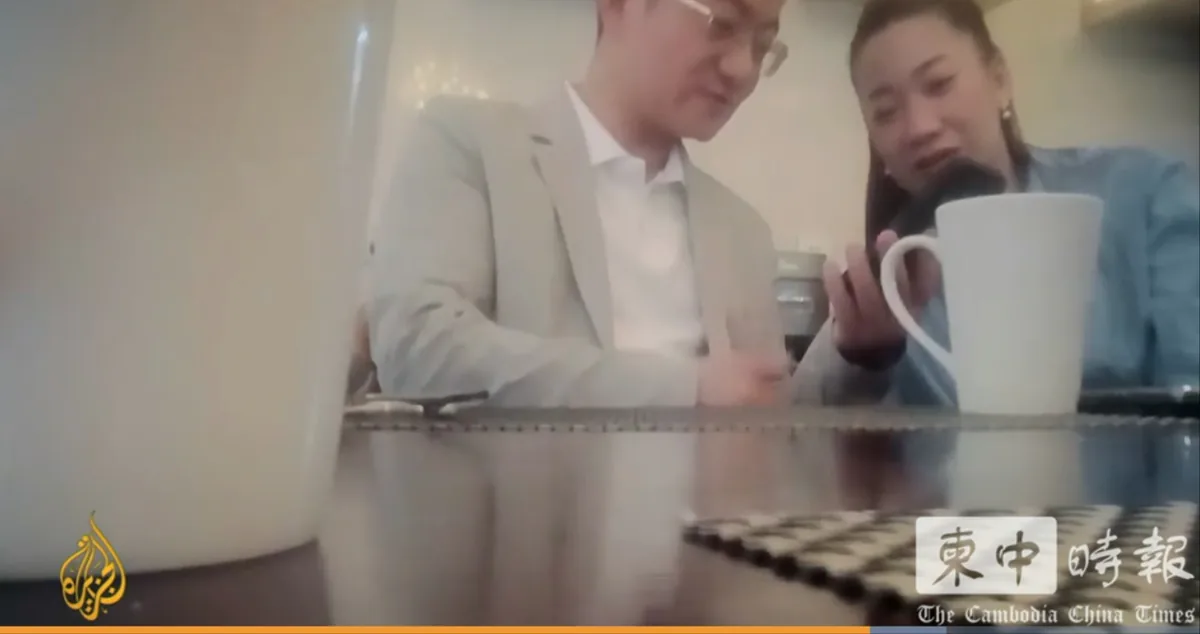 电诈犯邓丕兵曝光 捐湖南科大300万美元后被查 与佘智江关联浮出 7 半島電視台臥底拍攝鄧丕兵與柬埔寨女性Chiet Moni交談的畫面。據報道,該女子任職於柬埔寨警方警衛單位。(柬中時報)
