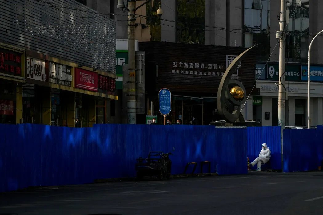 人工智能末日警告?中国人为何“不买帐” 1 2022年在北京,关停店铺周围设立的金属隔离栏。新冠疫情展现出,官方能够多迅速地封锁整座城市并利用大规模数字监控追踪数以亿计的居民。