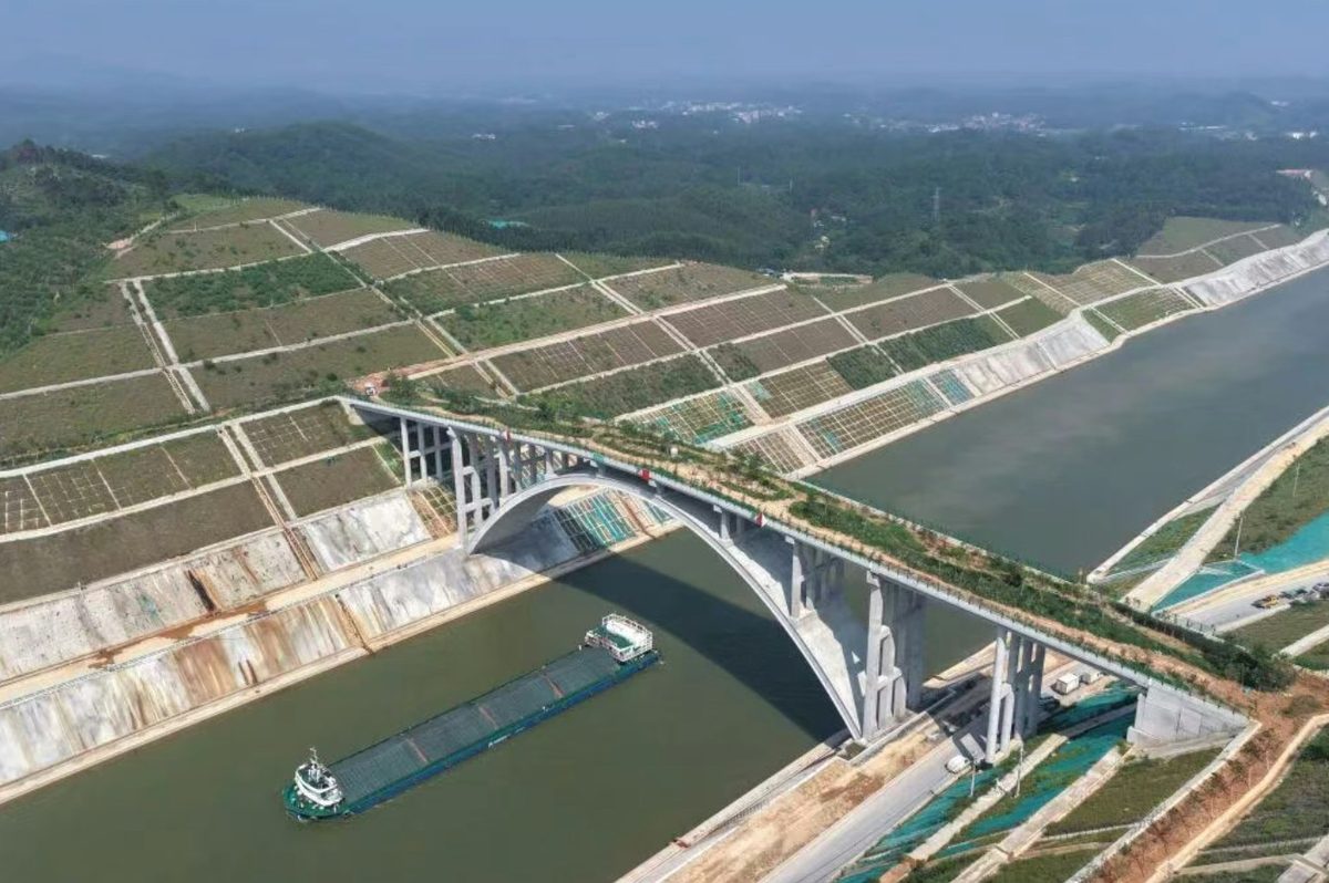 2026年8月12日，試驗船舶通過平陸運河專屬動物通道橋。（新華社）