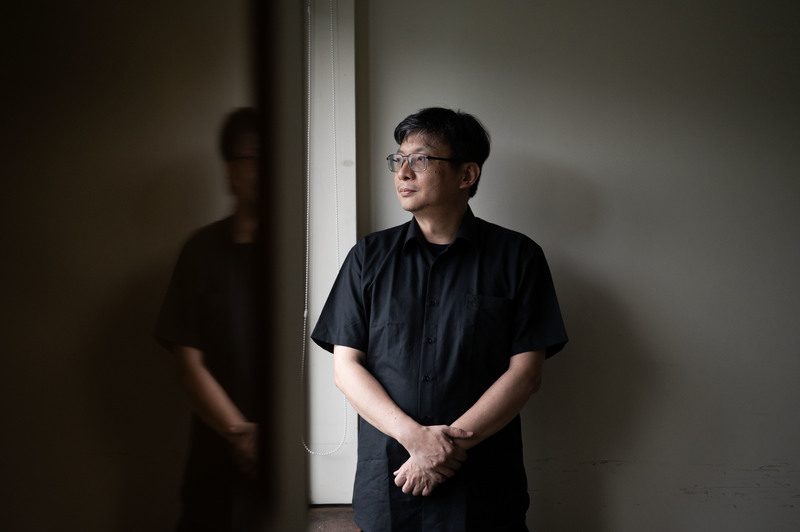 政大社會系教授鄭力軒認為，「無緣」指的是血緣、社緣等支持關係逐漸弱化。台灣親族關係雖比日本緊密，但過去「身後一定有人協助喪葬」的想像，也正在鬆動。（攝影／楊子磊）
