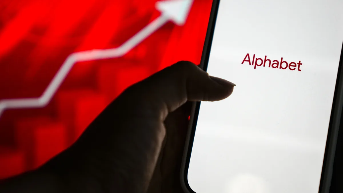 手机屏幕上的Alphabet字样（示意照片）