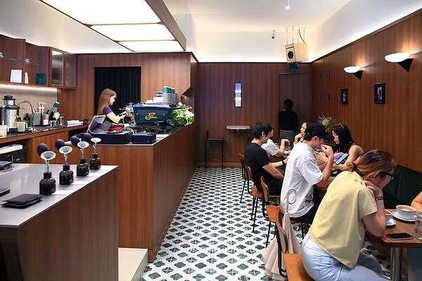 ▲▼Caffè Fortuna走木質調風格，也是寵物友善咖啡廳。（圖／《UPSSMILE向上的微笑萍子》授權提供）