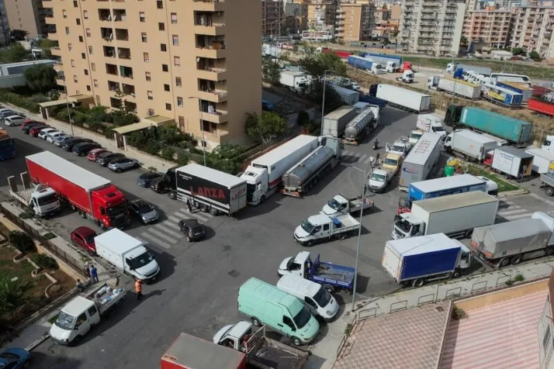 意大利南部参加封路抗议的卡车