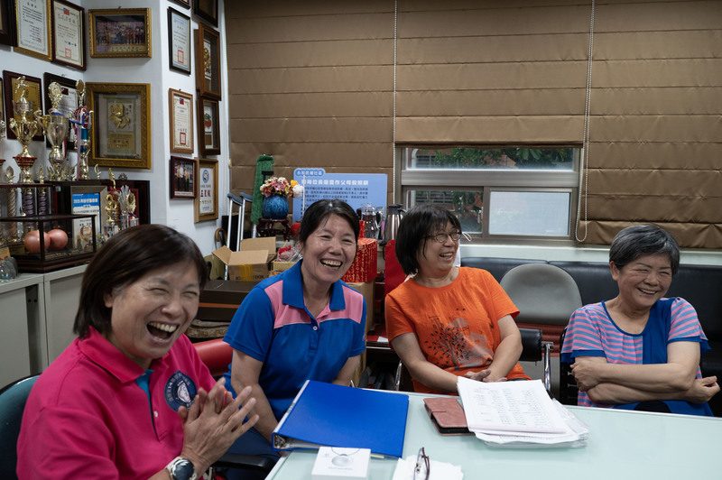 民權社區發展協會理事長邱秀蘭（左1）經常在協會裡圍著大桌，和志工們一起討論個案。她們稱這會議為「團體督導」而非「檢討會」，一起想辦法讓孤立在家的長者願意走出家門。（攝影／楊子磊）