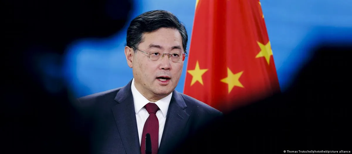 曾被视为外长热门接班人选 刘建超传遭“断崖式贬官” 1 图为2023年5月,秦刚赴德国柏林出访。(资料照)