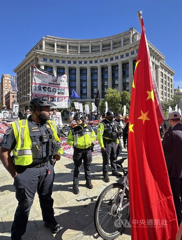 习近平访美国家文件局 示威与欢迎团体高声对峙 1 華府警方增派員警,以自行車隔開抗議與歡迎人馬。中央社記者廖漢原華盛頓攝 115年9月26日