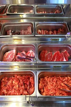▲▼豬先生韓式燒肉鍋物吃到飽的環境與餐點。（圖／《UPSSMILE向上的微笑萍子》授權提供）
