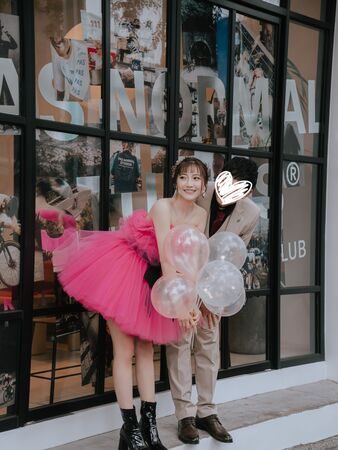 香草姐姐毕业4年「无预警PO婚纱照」!难得解放低胸开高衩:真幸福 | ETtoday星光云 | ETtoday新闻云 2 ▲▼香草姐姐,米卡米。(圖/翻攝自Instagram/mikamimiii_)