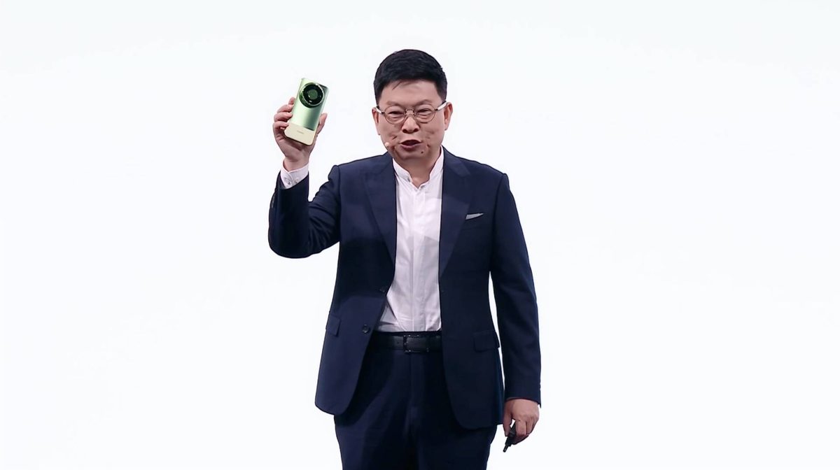 华为常务董事余承东在Mate 90系列发布会上展示新手机