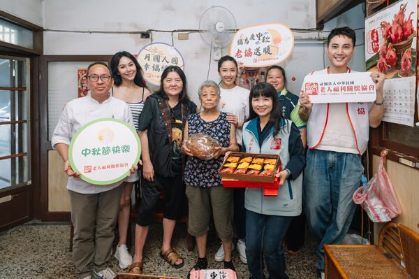 独居奶奶认出「上次送年菜的她」秒落泪! 邱瓈宽号召隋棠、洪晓蕾中秋送暖 1 ▲「寬姐」邱瓈寬與隋棠、洪曉蕾、吳寶春探訪弱勢長輩。(圖/老人關懷福利協會提供)