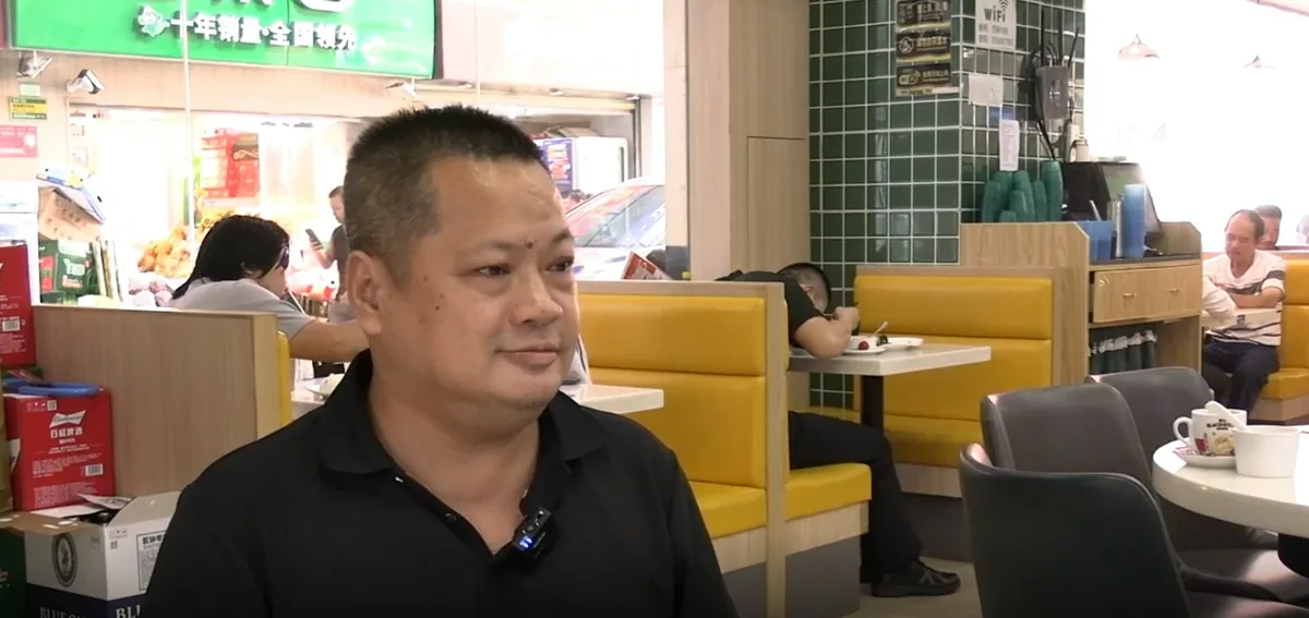 萬利港式茶餐廳的主管陳先生，口岸開通首日店内的香港顧客比例升至八成。（王海圖 攝）