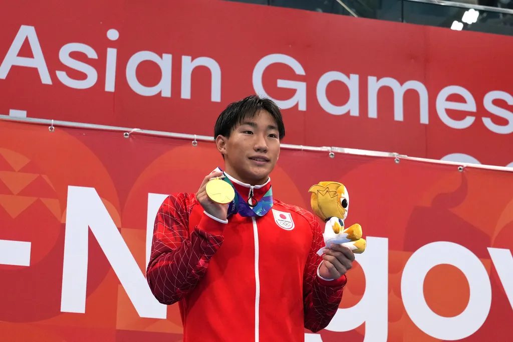 年僅17歲的日本游泳選手大橋信，在亞運200公尺蛙式決賽刷新世界紀錄奪金。（美聯社）