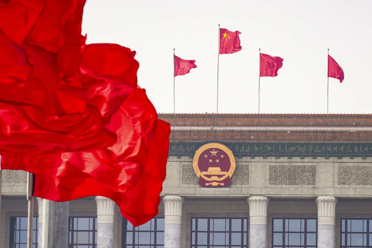 北京人民大会堂外的国旗和建筑外立面。
