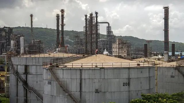 印度孟买巴拉特石油公司炼油厂的储油槽。照片拍摄于2025年8月。
