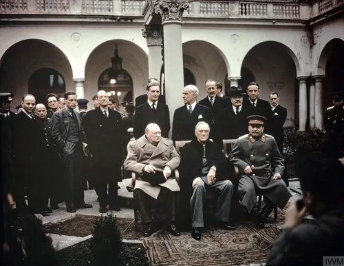 1945年2月，丘吉尔、罗斯福和斯大林在雅尔塔会议期间合影