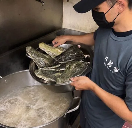 ▲「二男家」鱷魚頭煮干拉麵。（圖／取自二男家家系拉麵臉書）
