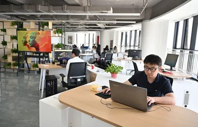一个办公室里，有很多人在工作。