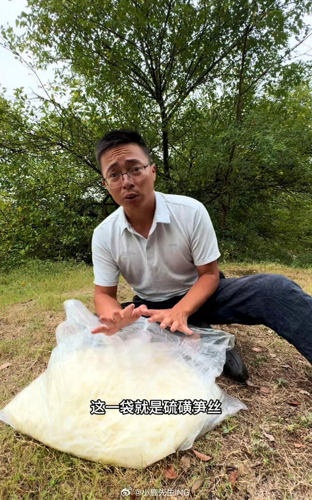 曾曝光「甲醛白菜」問題的博主「漁獵齊哥」，16日再揭露有陽朔商戶用硫磺燻製桂花。...