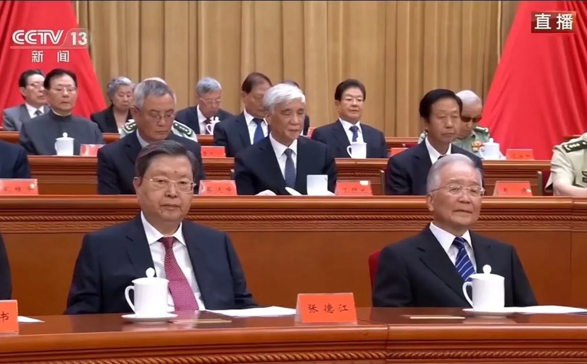 星期一上午，多名中共退休领导人在北京人民大会堂出席纪念江泽民诞辰100周年大会，据央视新闻画面，出席大会的中共元老包括中国前总理温家宝（前排右）、中国全国人大常委会前委员长张德江（前排左）。（央视直播视频截图）