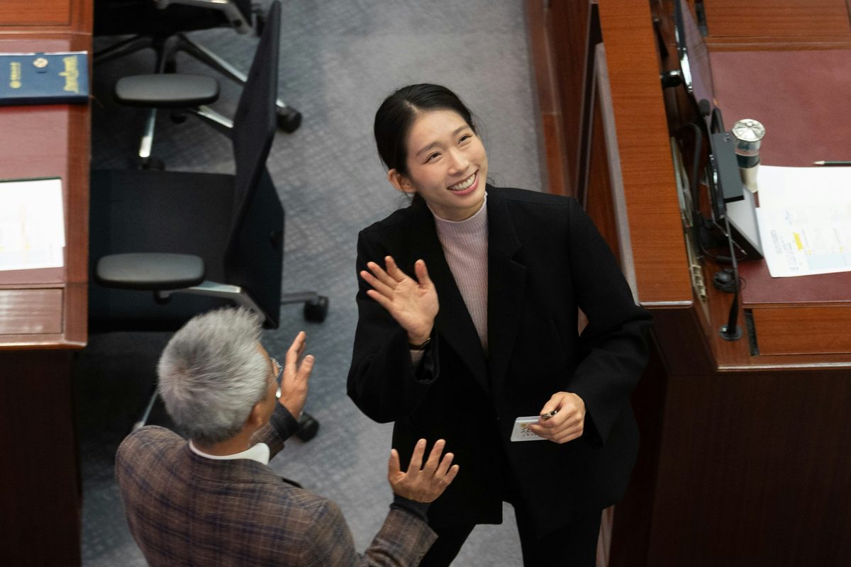立法会告别「打仗」让新丁掌委员会 老鬼嘱勿做指挥灯|政圈风声 3 12月11日,候任立法會議員到立法會會議室上「雞精班」了解立法會運作。圖為江旻憓。(廖雁雄攝)