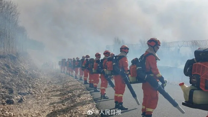 蒙古國草原野火持續延燒，火勢逼近中國內蒙古邊境，當地緊急調派超過2000人投入堵截。截至10月11日晚間9時，相關防火任務仍在進行，大火尚未蔓延至中國境內。（微博@人民日報）