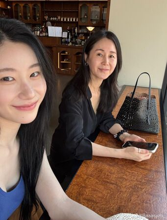 ITZY彩领见面会落泪原因曝光 妈妈亲发文证实罹癌:要笑得更多 2 ▲▼ITZY彩領見面會落淚原因曝光「媽證實罹癌」。(圖/翻攝自微博)