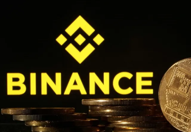 币安标志前摆放的硬币模型（资料照片）。