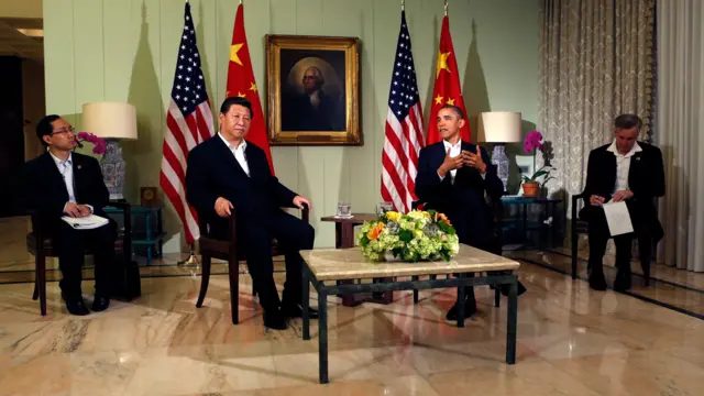 习近平（前左）与奥巴马（前右）在加州兰乔米拉市安纳伯格庄园举行双边会晤，后方有两国翻译和中美两国国旗（7/6/2013）