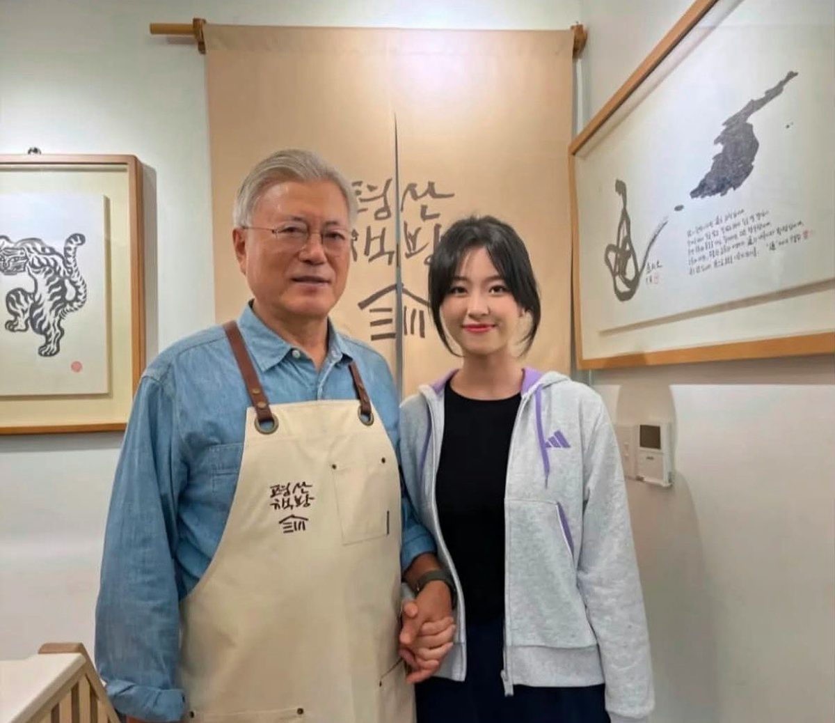 社交網站流傳尋找失蹤中國籍25歲女子（右）的帖文，旁邊為韓國前總統文在寅，他於卸任後在家鄉開設書店，並常在書店工作（社交網站）
