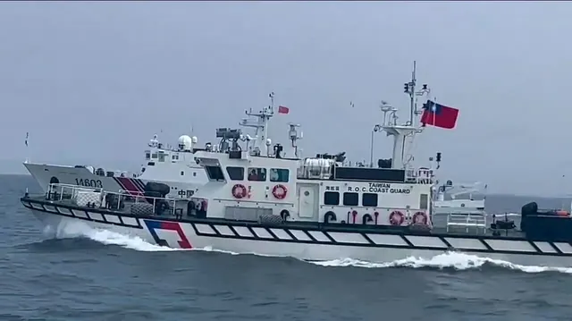 台湾海巡艇与中国海警船在海上航行，资料照片。
