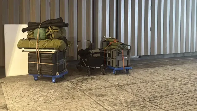 三辆装满拍摄道具的手推车停靠在路边