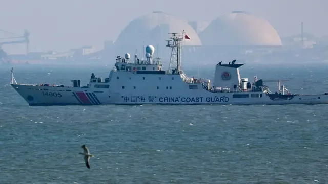 一艘中国海警船在厦门与金门之间航行（10/3/2026）