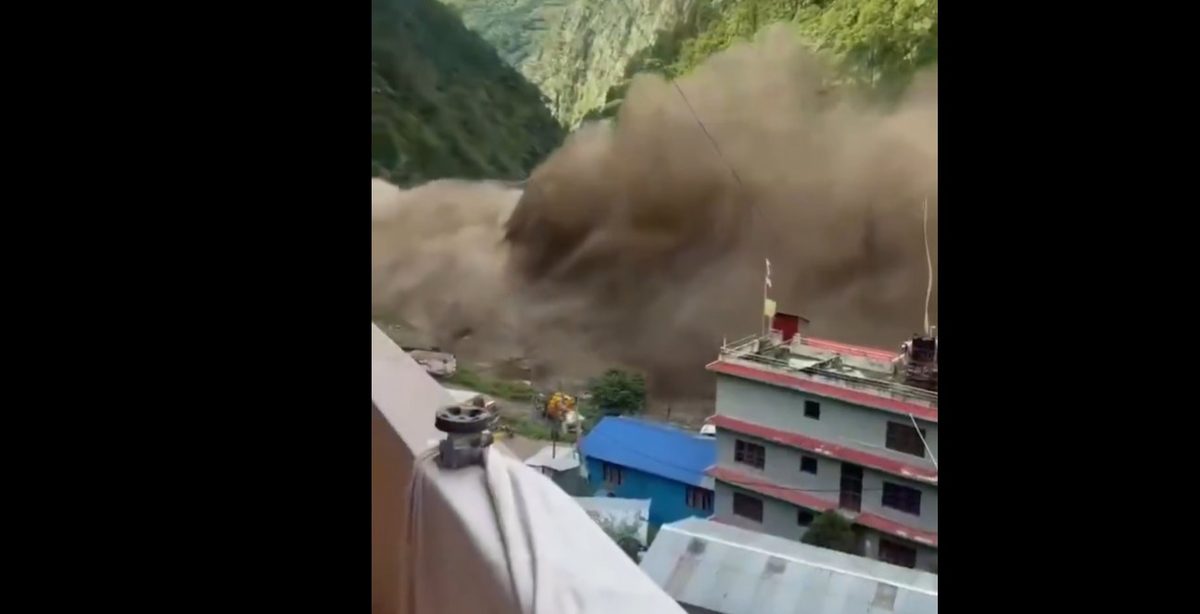 2026年8月26日，尼泊爾警方在X發布當地山泥傾瀉現場的影片，顯示驚濤駭浪吞噬樹木與建築的情形。（網頁截圖）