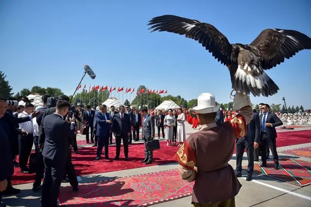 习近平在机场受到欢迎接机