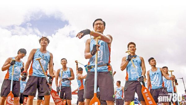 古天乐公司遭追讨1.49亿港币 影坛大亨陷官司风暴 4 描述一群中年魯蛇藉由划龍舟重燃鬥志面對人生挑戰的《逆流大叔》,主演與題材都不是能賺錢的,卻逆勢收穫快3千萬港幣票房,締造奇蹟。(網路圖片)