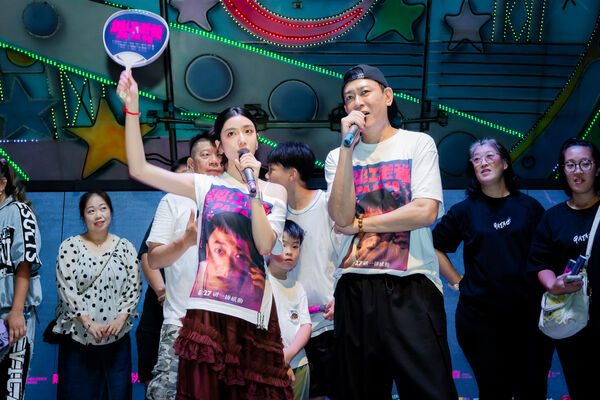 总统来都没这么多人!《角头》宇宙挤爆夜市 王识贤被拿25年照认亲 5 ▲《網紅老爸》勤跑宣傳。(圖/曼尼娛樂提供)