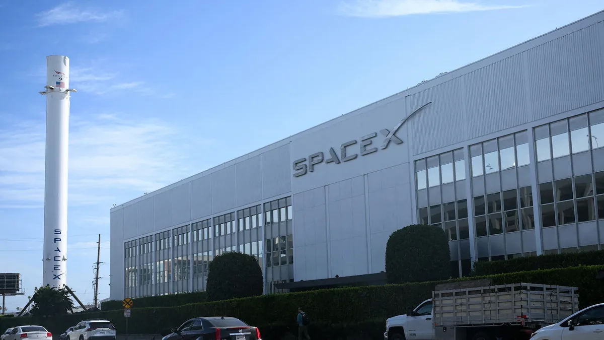资料照片:2026年6月8日,加州霍桑的SpaceX设施外陈列着一枚猎鹰9号火箭。