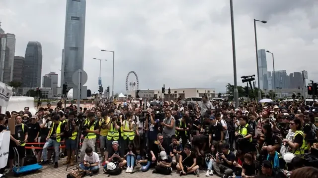 摄影记者在香港举行静默游行，要求警方停止攻击记者和阻挠新闻报道，并拍摄媒体同行。 