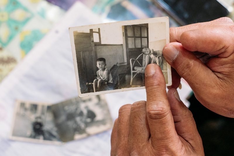 沙利窦迈药害60年 台湾3位「沙儿」的生命故事 8 沈宗義(左)與沈宗德(右)兄弟的童年舊照,兒時的阿德十分好動。(攝影/謝佩穎)