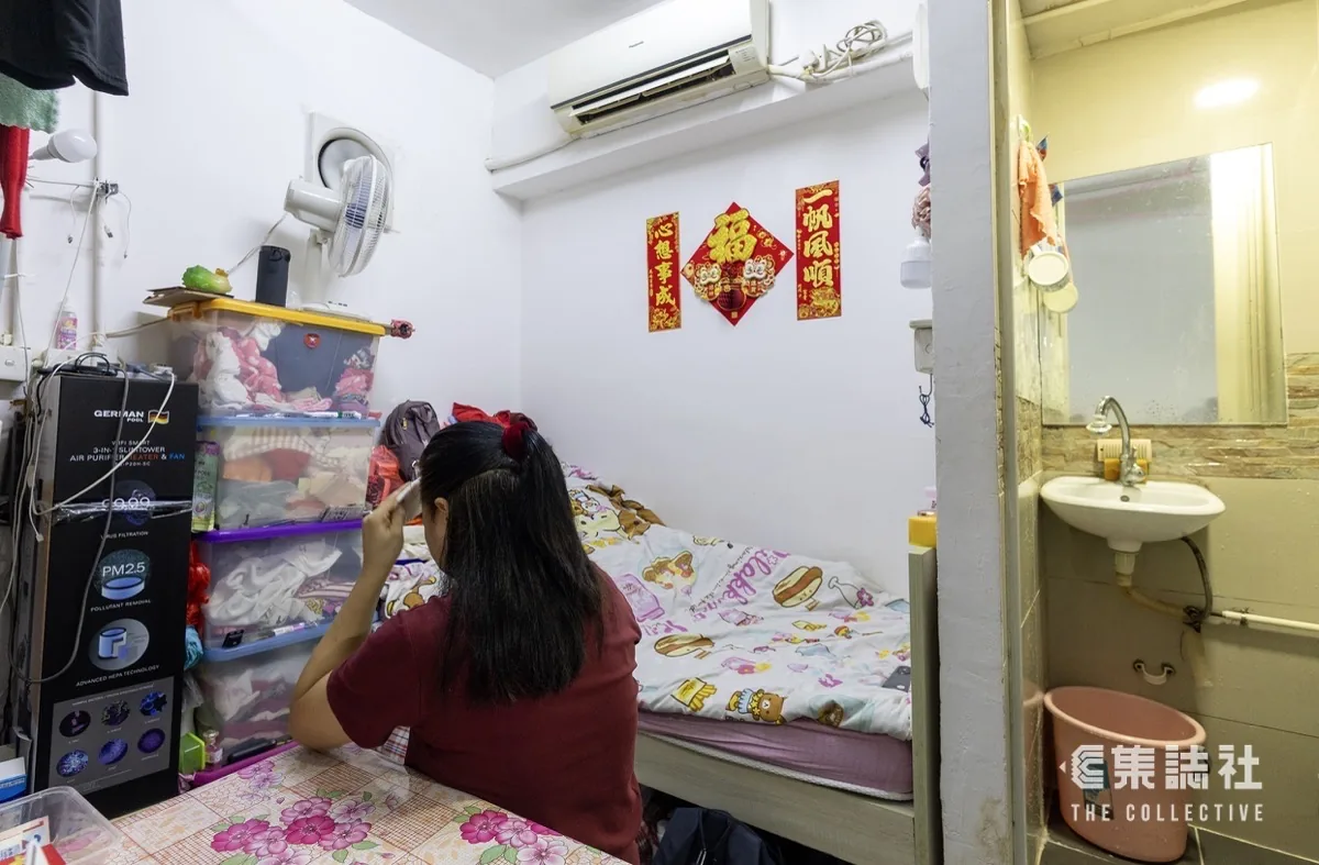 邓女士现在住在荃湾一个一劏十一的工厦劏房里,单位没有窗