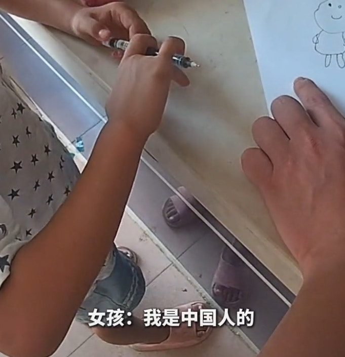 小妹妹認真回答警員「我不是本地人，我是中國人」。（平安湛江）