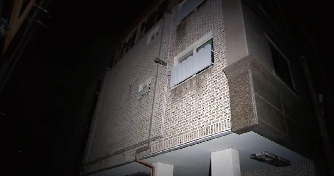 韩国中国女留学生遇害 疑犯为同校讲师 家属泣要他死 1 2026年8月25日,韓國大邱,圖為涉嫌殺害25歲中國留學生的鄭姓疑犯住所外一景,警方在他住所內發現受害者遺體。(截圖自@MBCNEWS11)