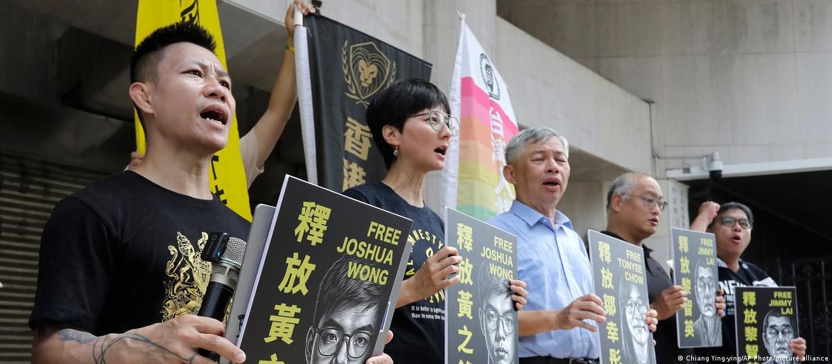 黄之锋认“串谋勾结外国势力”罪名 法院择日宣判 2 图为在台湾的多个倡议团体2026年9月2日在台湾立法院前声援黄之锋