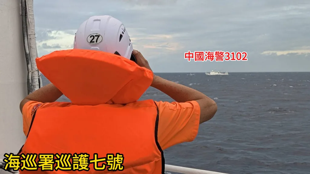 海巡署巡护七号人员观察远处的中国海警3102号船